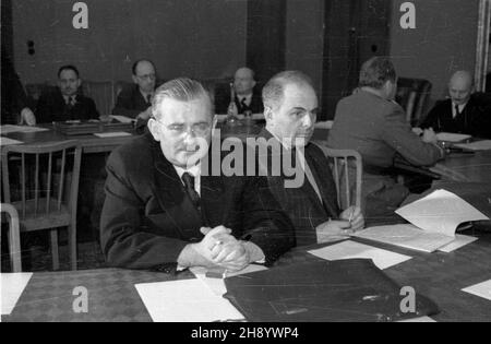 Warszawa, 1946-11-13. Wspólne posiedzenie w Belwederze prezydium Krajowej Rady Narodowej i Rady Ministrów, na którym uchwalono i zatwierdzono Dekret o Daninie Narodowej na zagospodarowanie Ziem Odzyskanych. w pierwszym rzêdzie: ministro przemys³u Hilary MiNC (L) i cz³onek Biura Politycznego Polskiej Partii Robotniczej Jakub Berman; za nimi m.in.: Ministro amministracji publicznej W³adys³aw Kiernik (2L), wiceprezes Rady Ministrów Ministro rolnittha i riforma rolnych Stanis³aw Miko³ajczyk (3nargej marsza³ek Micha³) ty³em prejerzyj¯(Rowij) Rowij Foto Stock