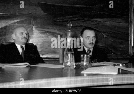 Warszawa, 1946-11-13. Wspólne posiedzenie w Belwederze prezydium Krajowej Rady Narodowej i Rady Ministrów, na którym uchwalono i zatwierdzono Dekret o Daninie Narodowej na zagospodarowanie Ziem Odzyskanych. NZ. Wiceprezydent Krajowej Rady Narodowej Stanis³aw Szwalbe (L) i prezydent Boles³aw Bierut. Come PAP/Jerzy Baranowski Varsavia, 13 novembre 1946. Una riunione congiunta del Consiglio Nazionale Polacco e del Consiglio dei Ministri presso il Palazzo Belvedere che ha approvato il Decreto sul dovere Nazionale per lo sviluppo dei territori riconquistati. Nella foto: Vice-presidente del Consiglio Nazionale Polacco Foto Stock