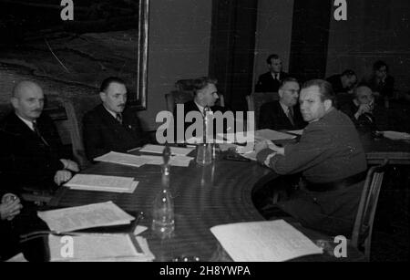 Warszawa, 1946-11-13. Wspólne posiedzenie w Belwederze prezydium Krajowej Rady Narodowej i Rady Ministrów, na którym uchwalono i zatwierdzono Dekret o Daninie Narodowej na zagospodarowanie Ziem Odzyskanych. de lewej: Wiceprezydent Krajowej Rady Narodowej Stanis³aw Szwalbe, prezydent Boles³aw Bierut, Premier Edward Osóbka-Morawski, wiceprezydent Krajowej Rady Narodowej Wac³aw Barcikowowski, marsza³ek Micha³ Rola-¯ymierski, wicePremier W³adys³aw Gomu³ka (z papierzy Pánowski) Varsavia, 13 novembre 1946. Una riunione congiunta del Consiglio nazionale polacco e del Consiglio dei ministri Foto Stock