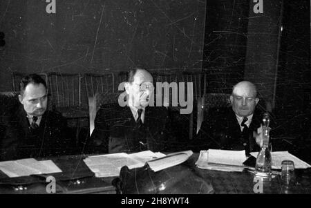 Warszawa, 1946-11-13. Wspólne posiedzenie prezydium Krajowej Rady Narodowej i Rady Ministrów w Belwederze, na którym uchwalono i zatwierdzono Dekret o Daninie Narodowej na zagospodarowanie Ziem Odzyskanych. NZ. m.in. ministro amministracji publicznej W³adys³aw Kiernik (C) oraz wicePremier i ministro rolnictha i riforma rolnych Stanis³aw Miko³ajczyk (P). Come PAP/Jerzy Baranowski Varsavia, 13 novembre 1946. Una riunione congiunta del presidium del Consiglio Nazionale Polacco e del Consiglio dei Ministri che ha adottato un Decreto sulla donazione Nazionale per la direzione dei territori riconquistati. Pi Foto Stock