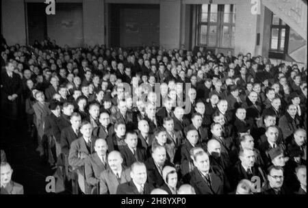 Warszawa, 1946-12-08. Otwarcie trzydniowych obrad i Kongresu Oœwiatowego Polskiej Partii Socjalistycznej w sali teatru Roma (ul. Nowogrodzka 49). W pierwszym dniu kongresu zosta³y wyg³oszone dwa referaty: Problemy oœwiatowo – kulturalne PPS (Robert Fröhlich) i Reforma szkolna (Teofil Wojeñski). NZ. widok ogólny sali obrad. uu PAP/Jerzy Baranowski Varsavia, 8 dicembre 1946. L'apertura di tre giorni di dibattiti del 1° Congresso educativo del Partito Socialista Polacco (PPS) al Teatro Roma (via Nowogrodzka 49). Due conferenze sono state tenute il 1° giorno del Congresso: Educatrice Foto Stock