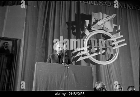 Warszawa, 1946-12-08. Otwarcie trzydniowych obrad i Kongresu Oœwiatowego Polskiej Partii Socjalistycznej w sali teatru Roma (ul. Nowogrodzka 49). W pierwszym dniu kongresu zosta³y wyg³oszone dwa referaty: Problemy oœwiatowo – kulturalne PPS (Robert Fröhlich) i Reforma szkolna (Teofil Wojeñski). uu PAP/Jerzy Baranowski Varsavia, 8 dicembre 1946. L'apertura di tre giorni di dibattiti del 1° Congresso educativo del Partito Socialista Polacco (PPS) al Teatro Roma (via Nowogrodzka 49). Due conferenze sono state tenute il 1° giorno del Congresso: Problemi educativi e culturali di Foto Stock