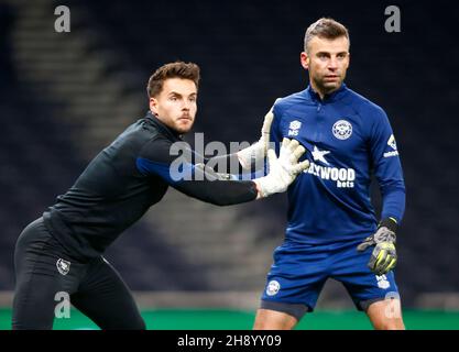 Londra, Regno Unito. 2 dicembre 2021. LONDRA, Inghilterra - DICEMBRE 02: L-R Alvaro Femandez di Brentford e Manu Sotelo First Team Goalkeeping Coach durante la Premier League tra Tottenham Hotspur e Brentford allo stadio Tottenham Hotspur, Londra, Inghilterra il 02 Dicembre 2021 Credit: Action Foto Sport/Alamy Live News Foto Stock