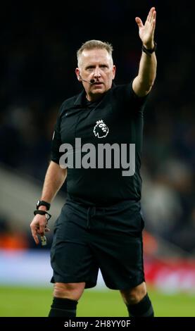 Londra, Regno Unito. 2 dicembre 2021. LONDRA, Inghilterra - DICEMBRE 02: L'arbitro Jonathan Moss durante la Premier League tra Tottenham Hotspur e Brentford allo stadio Tottenham Hotspur, Londra, Inghilterra il 02 Dicembre 2021 Credit: Action Foto Sport/Alamy Live News Foto Stock