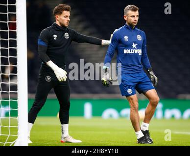 Londra, Regno Unito. 2 dicembre 2021. LONDRA, Inghilterra - DICEMBRE 02: L-R Alvaro Femandez di Brentford e Manu Sotelo First Team Goalkeeping Coach durante la Premier League tra Tottenham Hotspur e Brentford allo stadio Tottenham Hotspur, Londra, Inghilterra il 02 Dicembre 2021 Credit: Action Foto Sport/Alamy Live News Foto Stock