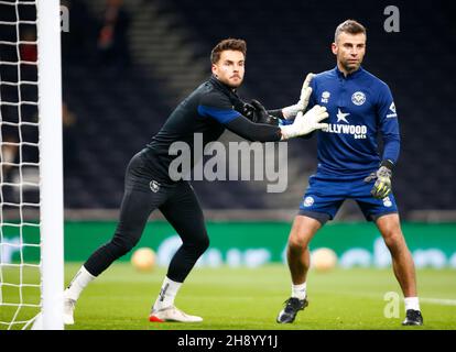 Londra, Regno Unito. 2 dicembre 2021. LONDRA, Inghilterra - DICEMBRE 02: L-R Alvaro Femandez di Brentford e Manu Sotelo First Team Goalkeeping Coach durante la Premier League tra Tottenham Hotspur e Brentford allo stadio Tottenham Hotspur, Londra, Inghilterra il 02 Dicembre 2021 Credit: Action Foto Sport/Alamy Live News Foto Stock