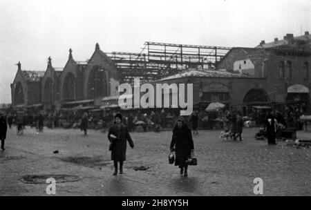 Warszawa, 1947. Hala targowa na placu Kazimierza Wielkiego. bb/gr PAP/Stanis³aw D¹browiecki Varsavia, 1947. Un mercato in Piazza Kazimierz Wielki. bb/gr PAP/Stanislaw Dabrowiecki Foto Stock