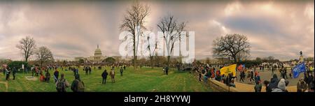 Gennaio 6th 2021, i sostenitori di Trump marciare nel Campidoglio degli Stati Uniti dopo aver partecipato al Save America Rally, allo stesso tempo Campidoglio Riot inizia. Washington DC USA Foto Stock