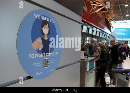 Lisbona, Portogallo. 1 dicembre 2021. Un cartello di sensibilizzazione COVID-19 è visibile all'aeroporto Humberto Delgado di Lisbona, Portogallo, il 1° dicembre 2021. Il recente picco di infezioni, ricoveri e morti del COVID-19 ha spinto le autorità portoghesi ad annunciare il ritorno allo "stato di calamità" il 1° dicembre. Le nuove misure comprendono controlli sanitari intensificati alle frontiere del paese e il rafforzamento della campagna di vaccinazione. Credit: Pedro Fiuza/Xinhua/Alamy Live News Foto Stock