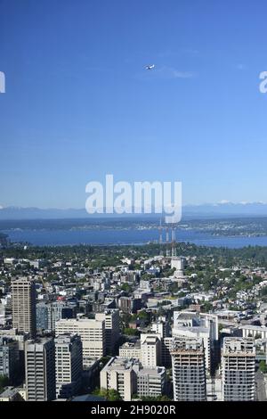 Vista di Seattle e delle sue aree circostanti dalla piattaforma di osservazione in cima al Columbia Center, la torre più alta di Seattle Foto Stock