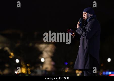 LL Cool J si esibisce al National Christmas Tree Lighting presso l'Ellipse Outside the White House di Washington, DC il 02 dicembre 2021. (Foto di Oliver Contreras/Sipa USA)Credit: Oliver Contreras/Pool via CNP /MediaPunch Foto Stock