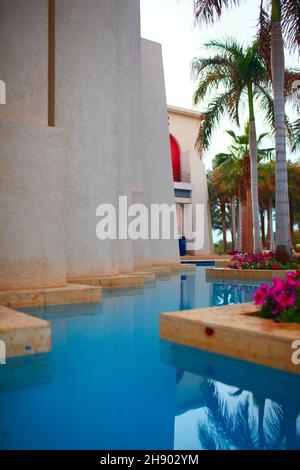 Vista sul laghetto decorativo dell'edificio residenziale. Foto Stock