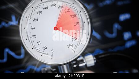 Misuratore della pressione sanguigna con zona contrassegnata in rosso. Foto Stock