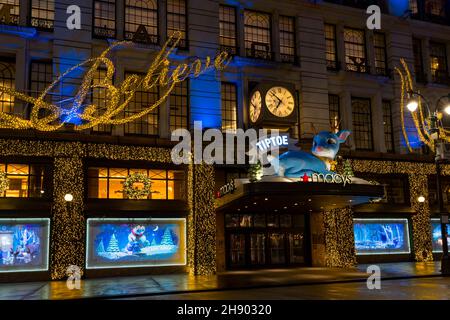 Macy's Herald Square è l'ammiraglia del grande magazzino Macy's a Natale. Vista da Broadway. Manhattan, New York, USA, 2021 Foto Stock