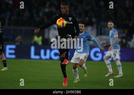 Roma, Italia. 2 Dic 2021. Destiny Udogie (Udinese) durante la Serie A match tra SS Lazio vs Udinese Calcio allo Stadio Olimpico il 2 dicembre 2021 a Roma. (Credit Image: © Giuseppe fama/Pacific Press via ZUMA Press Wire) Foto Stock