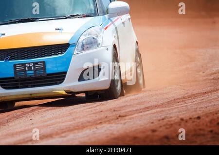 CHIANG mai THAILANDIA - 6 SETTEMBRE: L'auto da corsa rally su collina. Tutto questo rally per carità e tassa gratuita per tutti. Set 6,2015 in provincia di Chiang mai, T. Foto Stock