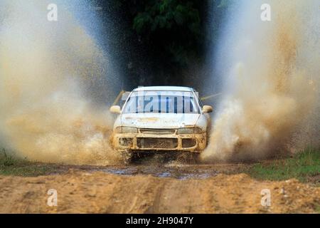 CHIANG mai THAILANDIA - 6 SETTEMBRE: L'auto da corsa rally su collina. Tutto questo rally per carità e tassa gratuita per tutti. Set 6,2015 in provincia di Chiang mai, T. Foto Stock