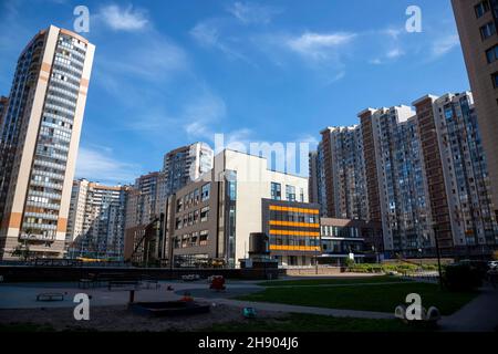 San Pietroburgo, Russia - 13 luglio 2021: Vista dei nuovi edifici a più piani e la costruzione di una scuola nel quartiere Primorsky di San Pietro Foto Stock