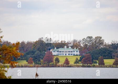 Bella casa con la caduta di colore visto dal Dallas Arboretum e giardino botanico a Texas Foto Stock