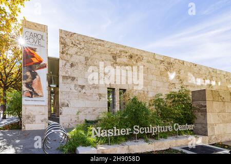 Dallas, NOV 25 2021, Sunny view del Nasher Sculpture Center Foto Stock