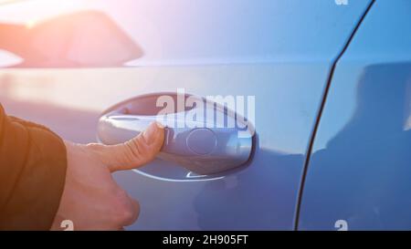 Il conducente utilizza il sistema di accesso senza chiavi per aprire e chiudere l'automobile Foto Stock