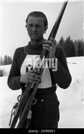 Polska, 1947. Narciarz. kw PAP Dok³adny miesi¹c i dzieñ wydarzenia nieustalone. Polonia, 1947. Uno sciatore. kw PAP Foto Stock