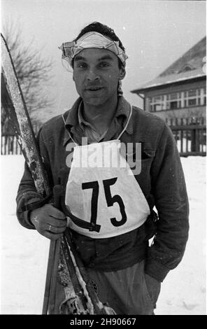 Polska, 1947. Narciarz przed oœrodkiem wypoczynkowym. kw PAP Dok³adny miesi¹c i dzieñ wydarzenia nieustalone. Polonia, 1947. Uno sciatore di fronte ad un centro vacanze. kw PAP Foto Stock