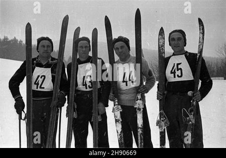 Polska, 1947. Narciarze. kw PAP Dok³adny miesi¹c i dzieñ wydarzenia nieustalone. Polonia, 1947. Sciatori. kw PAP Foto Stock