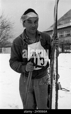 Polska, 1947. Narciarz przed oœrodkiem wypoczynkowym. kw PAP Dok³adny miesi¹c i dzieñ wydarzenia nieustalone. Polonia, 1947. Uno sciatore di fronte ad un centro vacanze. kw PAP Foto Stock