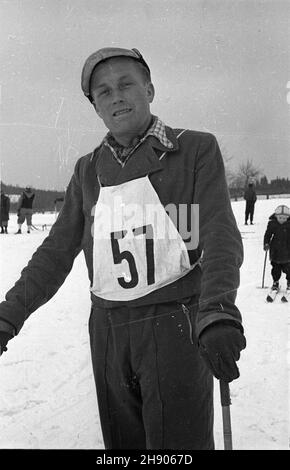 Polska, 1947. Narciarz na trasie. kw PAP Dok³adny miesi¹c i dzieñ wydarzenia nieustalone. Polonia, 1947. Uno sciatore su un percorso. kw PAP Foto Stock