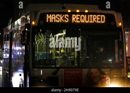 New York, Stati Uniti. 2 dicembre 2021. I passeggeri dell'autobus indossano maschere protettive per il viso su un autobus cittadino a New York il giovedì 2 dicembre 2021. I funzionari sanitari hanno confermato 5 casi di variante Omicron rilevati a New York. Foto di Peter Foley/UPI Credit: UPI/Alamy Live News Foto Stock