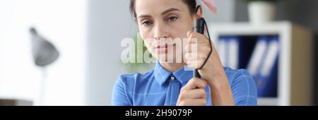 Giovane donna cieca che tiene il bastone da passeggio a casa Foto Stock