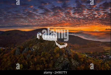 Fuzer, Ungheria - veduta aerea del bellissimo Castello di Fuzer (Fuzeri var) con il cielo e le nuvole di alba e di nebbia in autunno mattina. Th Foto Stock