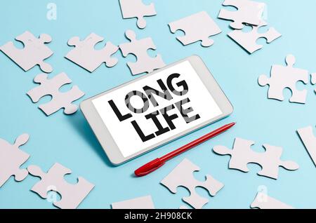 Testo che mostra l'ispirazione Long Life. Approccio aziendale in grado di continuare a lavorare più a lungo di altri dello stesso tipo di Brainstorming Technology Foto Stock