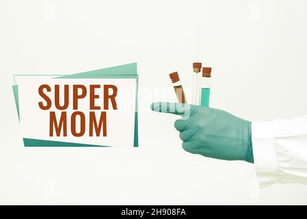 Scrittura visualizzazione testo Super Mamma. Business approccio una madre che può combinare assistenza all'infanzia e lavoro a tempo pieno ricercatore visualizzati prevenzione dei virus Foto Stock