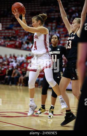 Bloomington, Stati Uniti. 2 dicembre 2021. Indiana Hoosiers Guard Ali Patberg (No.14) gioca contro lo stato NC durante il gioco di pallacanestro delle donne della National Collegiate Athletic Association (NCAA) in Bloomington.Indiana University perso a NC state 66-58. Credit: SOPA Images Limited/Alamy Live News Foto Stock