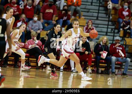 Bloomington, Stati Uniti. 2 dicembre 2021. Indiana Hoosiers in avanti Aleksa Gulbe (No.10) gioca contro lo Stato NC durante il gioco di pallacanestro delle donne della National Collegiate Athletic Association (NCAA) in Bloomington.Indiana University perso a NC state 66-58. Credit: SOPA Images Limited/Alamy Live News Foto Stock