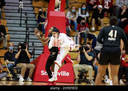 Bloomington, Stati Uniti. 2 dicembre 2021. Indiana Hoosiers Forward Kiandra Browne (C) rimbalza contro lo Stato NC durante il gioco di pallacanestro femminile della National Collegiate Athletic Association (NCAA) a Bloomington.Indiana University perso a NC state 66-58. Credit: SOPA Images Limited/Alamy Live News Foto Stock