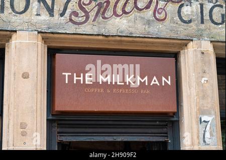 Edimburgo, Scozia - 20 novembre 2021: La parte anteriore della caffetteria Milkman a Edimburgo. Foto Stock