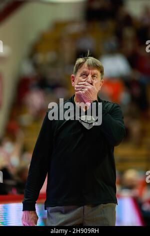 Bloomington, Stati Uniti. 2 dicembre 2021. L'allenatore di pallacanestro femminile della NC state Wes Moore si allenò contro l'Indiana University durante la partita di pallacanestro femminile della National Collegiate Athletic Association (NCAA) a Bloomington. L'Università dell'Indiana ha perso lo stato NC 66-58. (Foto di Jeremy Hogan/SOPA Images/Sipa USA) Credit: Sipa USA/Alamy Live News Foto Stock