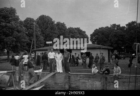 Polska, 1947. Obóz szkoleniowy Ligi Morskiej nad Ba³tykiem. NZ. Uczestnicy obozu na nabrze¿u portowym, w tle barak kapitanatu. bb/mgs PAP Dok³adny miesi¹c i dzieñ wydarzenia nieustalone. Polonia, 1947. Un campo di addestramento della Lega di Mare sul Mar Baltico. Nella foto: partecipanti al campo nel porto. bb/mgs PAP Foto Stock