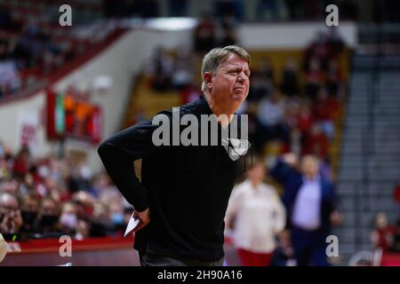 Bloomington, Stati Uniti. 2 dicembre 2021. L'allenatore di pallacanestro femminile della NC state Wes Moore si allenò contro l'Indiana University durante la partita di pallacanestro femminile della National Collegiate Athletic Association (NCAA) a Bloomington. L'Università dell'Indiana ha perso lo stato NC 66-58. (Foto di Jeremy Hogan/SOPA Images/Sipa USA) Credit: Sipa USA/Alamy Live News Foto Stock