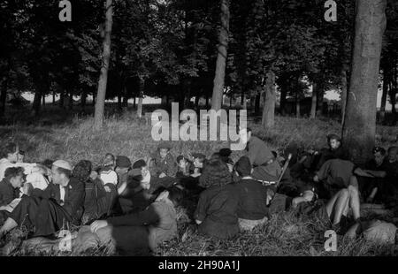 Polska, 1947. Obóz szkoleniowy Ligi Morskiej nad Ba³tykiem. NZ. Uczestnicy obozu podczas zajêæ wieczornych. bb/mgs PAP Dok³adny miesi¹c i dzieñ wydarzenia nieustalone. Polonia, 1947. Un campo di addestramento della Lega di Mare sul Mar Baltico. Nella foto: Partecipanti al campo in serata. bb/MGS PAP Foto Stock