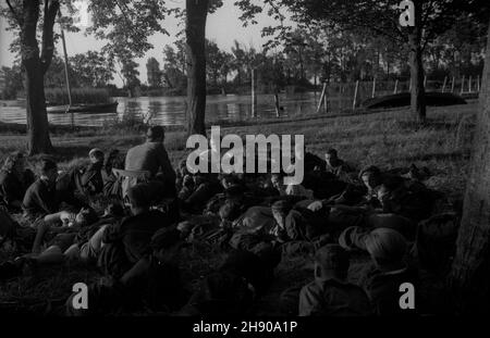 Polska, 1947. Obóz szkoleniowy Ligi Morskiej nad Ba³tykiem. NZ. Uczestnicy obozu podczas zajêæ wieczornych. bb/mgs PAP Dok³adny miesi¹c i dzieñ wydarzenia nieustalone. Polonia, 1947. Un campo di addestramento della Lega di Mare sul Mar Baltico. Nella foto: Partecipanti al campo in serata. bb/MGS PAP Foto Stock