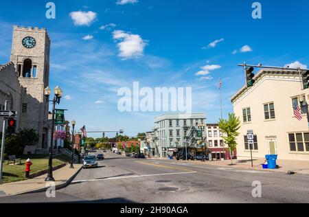 Ginevra, New York, Stati Uniti d'America – 13 settembre 2016. Main Street a Geneva, NY. Visualizza con la prima chiesa metodista unita, commerciale An Foto Stock