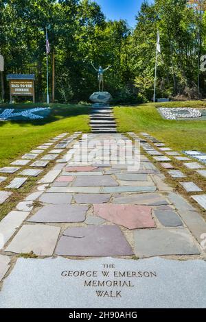 Charlemont, Massachusetts, USA - 15 settembre 2016. La passeggiata commemorativa di George W. Emerson che conduce al monumento Hail to the Sunrise a Charlemont, Massachusetts Foto Stock