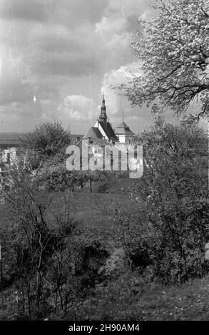 Piñczów, 1947. Widok z Góry œw. Anny na dzielnicê Mirów i zespó³ klasztorny Ojców Reformatów oraz koœció³ pw. Najœwiêtszej Marii Panny. bk/mgs PAP Dok³adny miesi¹c i dzieñ wydarzenia nieustalone. Pinczow, 1947 agosto. Una vista dalla montagna di Sant'Anna sul distretto di Mirow, il monastero riformatta e la chiesa della Vergine Maria. bk/MGS PAP Foto Stock