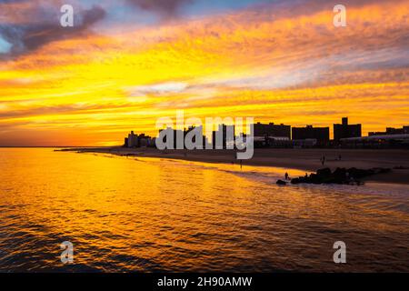 New York City, New York, Stati Uniti d'America – 21 settembre 2016. Tramonto a Coney Island Beach a New York City, Stati Uniti d'America. Foto Stock