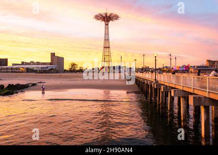 New York City, New York, Stati Uniti d'America – 21 settembre 2016. Vista del molo di Pat Auletta Steeplechase, verso il paracadute Jump. Foto Stock