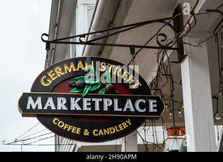 Shepherdstown, West Virginia, Stati Uniti d'America – 28 settembre 2016. Cartello di German Street Marketplace Coffee & Candlery, all'esterno del negozio Foto Stock